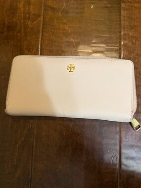 Tory Burch Continental Saffiano Zip Wallet in Light Oak with Gold Logo